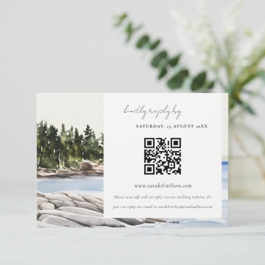 Rocky Pine Mountain Seascape Bruiloft QR Code RSVP Informatiekaartje (Staand voorkant)