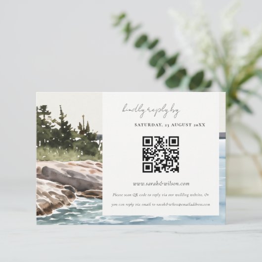Rocky Pine Mountain Seascape Bruiloft QR Code RSVP Informatiekaartje (Staand voorkant)