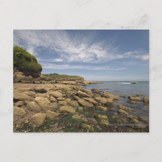 Rocky Seaside met motorboot Briefkaart (Voorkant)