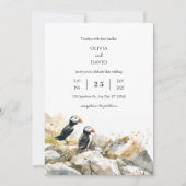 Rocky Shoreline met Puffins Paar Strand Bruiloft Kaart (Voorkant)