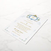 Rococo Blau Monogram Wapen Huwelijk Folie Uitnodiging (Gedraaid)