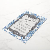 Rococo Bloemenblauw Wit Zilver Bruidsthee Folie Uitnodiging (Gedraaid)