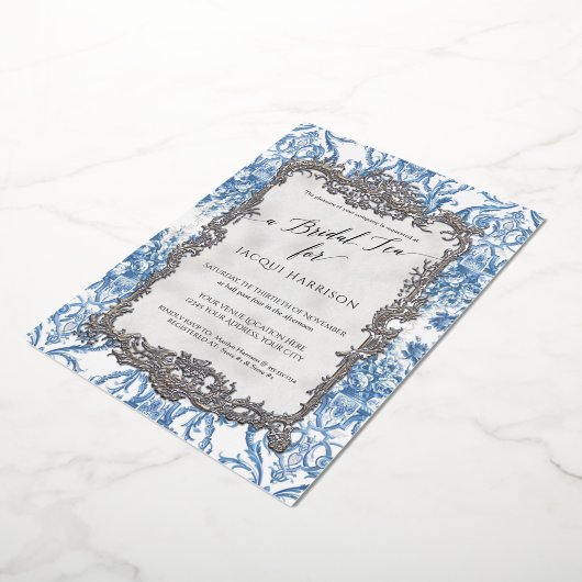 Rococo Bloemenblauw Wit Zilver Bruidsthee Folie Uitnodiging (Gedraaid)