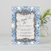 Rococo Bloemenblauw Wit Zilver Bruidsthee Folie Uitnodiging (Staand Voorkant)