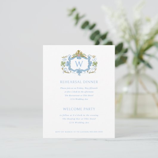 Rococo Blue Monogram Crest Rehearsal Dinner Kaart (Staand voorkant)