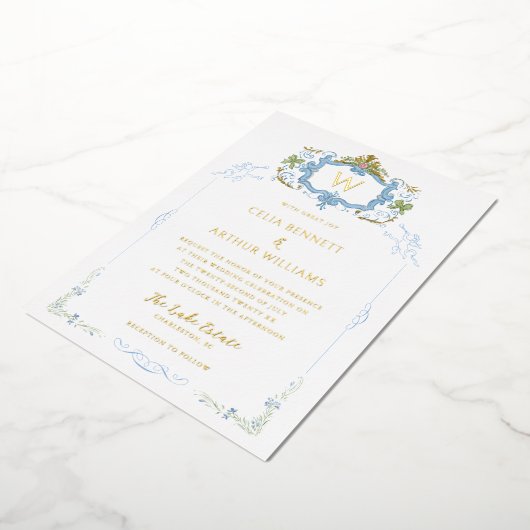 Rococo Blue Monogram Crest Wedding Folie Uitnodiging (Gedraaid)