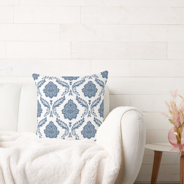 Rococo Damask Groot Patroon Blauw op Wit Kussen (Bank)