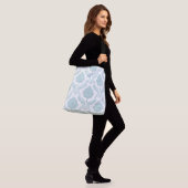 Rococo Damask Groot Patroon Eendenei Blauw op Wit Crossbody Tas (Op model)