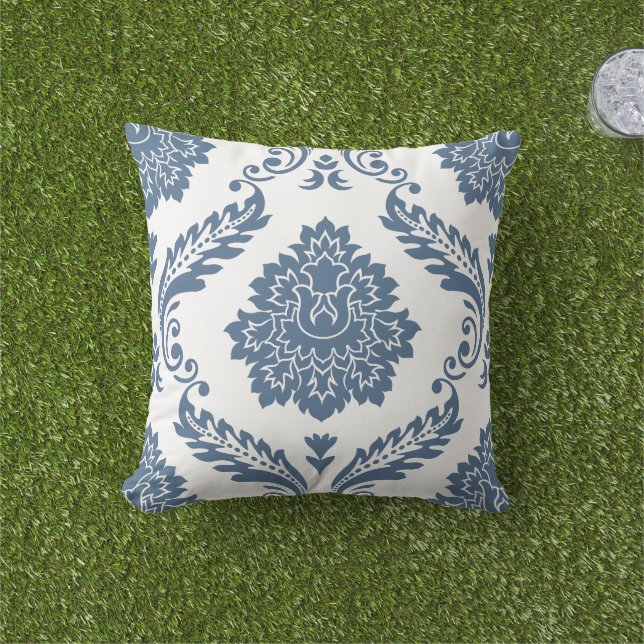 Rococo Damask Lg Patroon Blauw op Wit Buitenkussen (Gras)