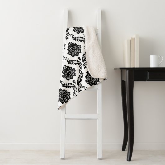 Rococo Damask Pattern Black on White Sherpa Deken (In situ)