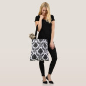 Rococo Damast Groot Patroon Zwart op Wit Tote Bag (Op model)