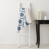 Rococo Damast Patroon Blauw op Wit Sherpa Deken (In situ)