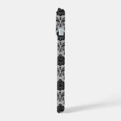Rococo Damast Patroon Zwart op Grijs iPhone 15 Case (Linkerkant)