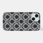 Rococo Damast Patroon Zwart op Grijs iPhone 15 Case (Achterkant horizontaal)
