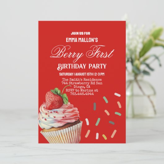 Rode aardbei 1e verjaardag bessen eerste uitnodigi kaart (Staand voorkant)
