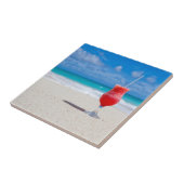 Rode aardbei Drink op de zandstrand Tegeltje (Zijkant)