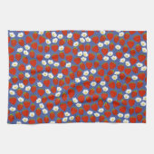 Rode aardbei met marineblauwe witte mandvlecht ach theedoek (Horizontaal)