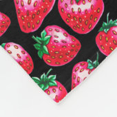 Rode aardbei op zwarte achtergrond fleece deken (Hoek)