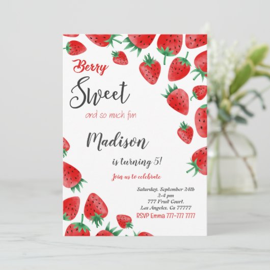 Rode aardbei verjaardag uitnodiging (Staand voorkant)