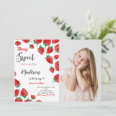 Rode Aardbei Verjaardagsfoto Uitnodiging (Staand voorkant)