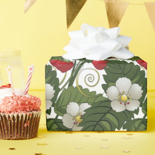 Rode aardbeien en groene bladeren ontkoppelen cadeaupapier (Verjaardagsfeest)