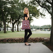 Rode aardbeien en witte bloemen op marine tote bag