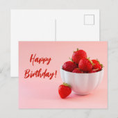 Rode aardbeien in een kom op roze Happy Birthday Briefkaart (Voorkant / Achterkant)