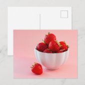 Rode aardbeien in een witte kom op blush roze briefkaart (Voorkant / Achterkant)