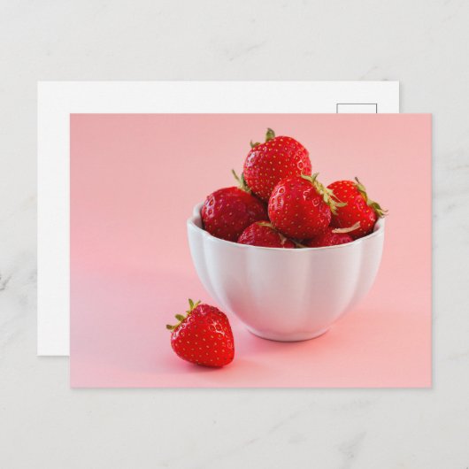 Rode aardbeien in een witte kom op blush roze briefkaart (Voorkant / Achterkant)