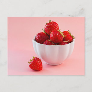 Rode Aardbeien In Een Witte Kom Op Roze Briefkaart