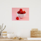 Rode Aardbeien In Witte Kom Op Roze Foto Poster (Keuken)