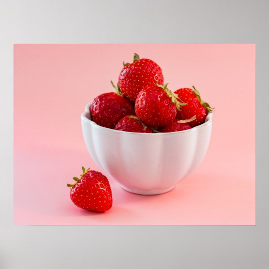 Rode Aardbeien In Witte Kom Op Roze Foto Poster (Voorkant)