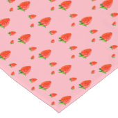 Rode aardbeien op roze achtergrond korte tafelloper (Hoek)