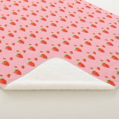 Rode aardbeien op roze achtergrond sherpa deken (3/4)