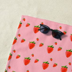 Rode aardbeien op roze achtergrond strandlaken
