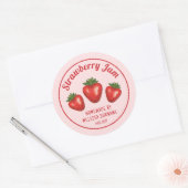 Rode aardbeien op roze zelfgemaakte aardbeienjam ronde sticker (Envelop)