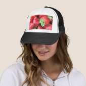 Rode aardbeien trucker pet (In situ)