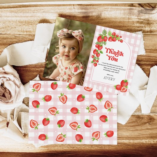 Rode aardbeienbes Eerste Verjaardag Foto Bedankkaart