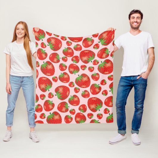 Rode aardbeienfruitpatroon op lichtroze fleece deken (In situ)
