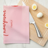 Rode aardbeienvruchten op roze met familienaam theedoek (Quarter Fold)