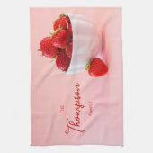 Rode aardbeienvruchten op roze met familienaam theedoek (Verticaal)