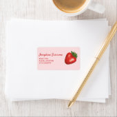 Rode aardbeivrucht op roze met aangepaste tekst etiket (Insitu)