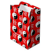 Rode achtergrond Chinese Yinyang-patroon Medium Cadeauzakje (Voorkant Gekanteld)