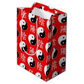 Rode achtergrond Chinese Yinyang-patroon Medium Cadeauzakje (Achterkant Gekanteld)