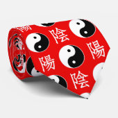 Rode achtergrond Chinese Yinyang-patroon Stropdas (Opgerold)