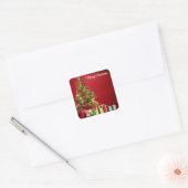 Rode achtergrond met decoratieve kerstboom vierkante sticker (Envelop)
