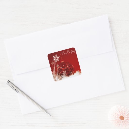 Rode achtergrond met kerstbal vierkante sticker (Envelop)