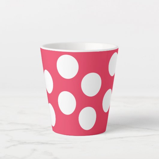 Rode achtergrond met witte cirkels. Polka Dot Latte Mok (Voorkant)