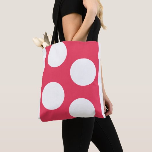 Rode achtergrond met witte cirkels. Polka Dot Tote Bag (Dichtbij)