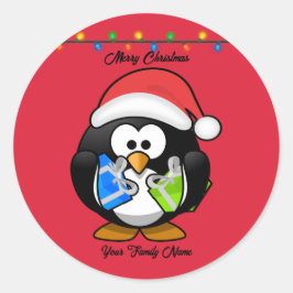 Rode achtergrond pinguïn met kerstcadeaus ronde sticker